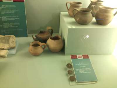 Monete e resti di ceramica risalenti all'epoca romana